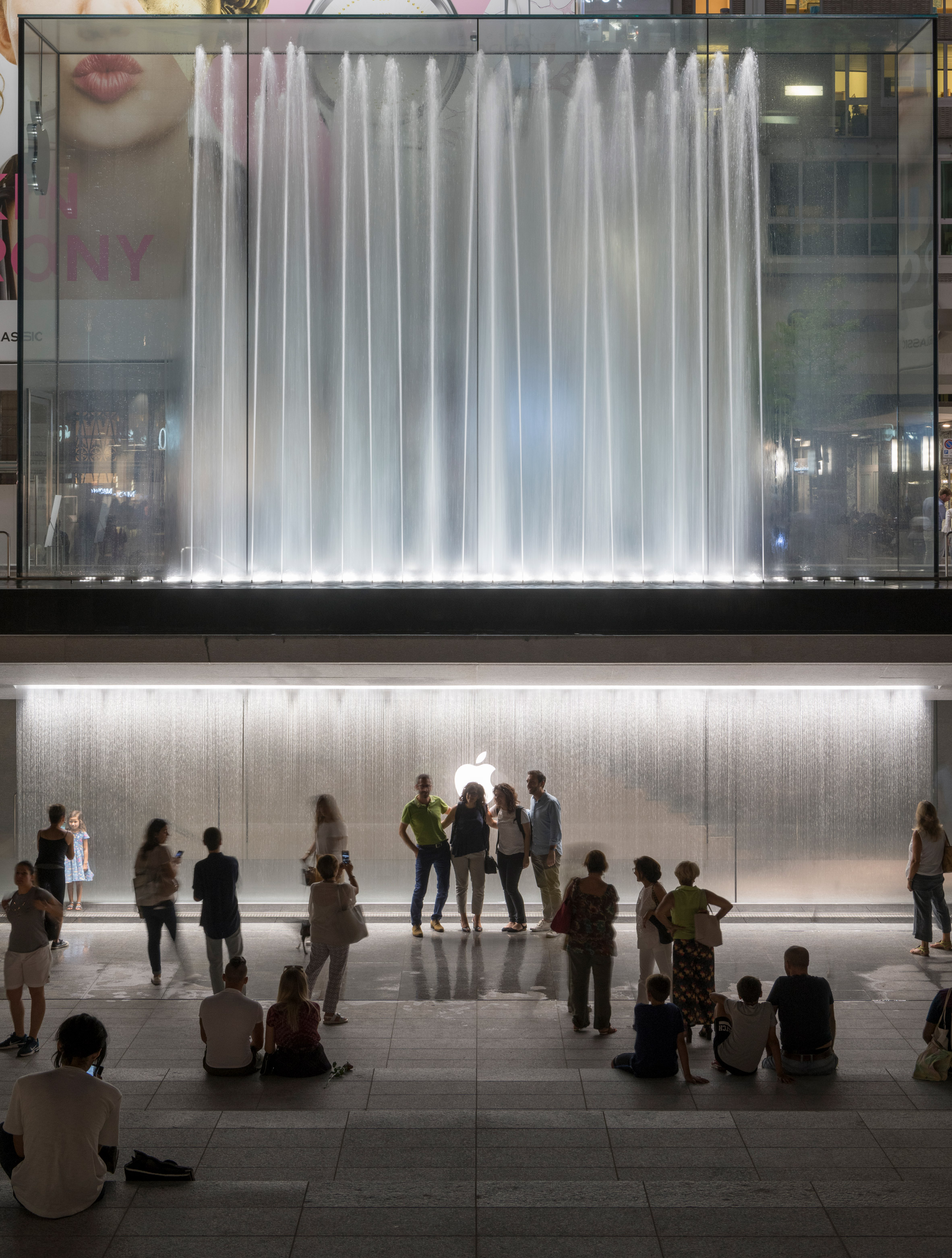 foster-partners-apple-store-milan-photographs-nigel-young_dezeen_2364_col_11